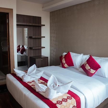 קטמנדו Kusum Airport Hotel מראה חיצוני תמונה