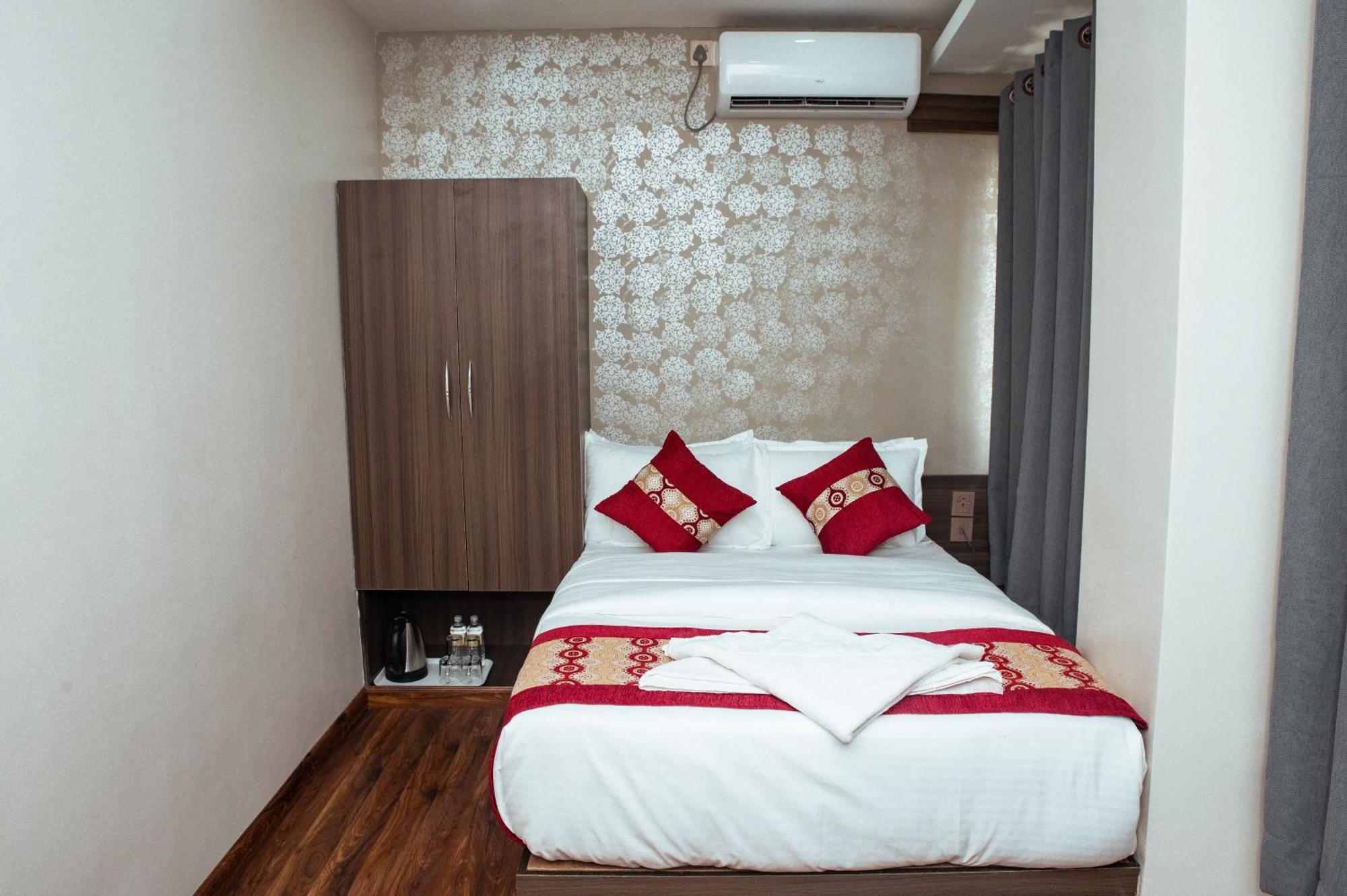 קטמנדו Kusum Airport Hotel מראה חיצוני תמונה